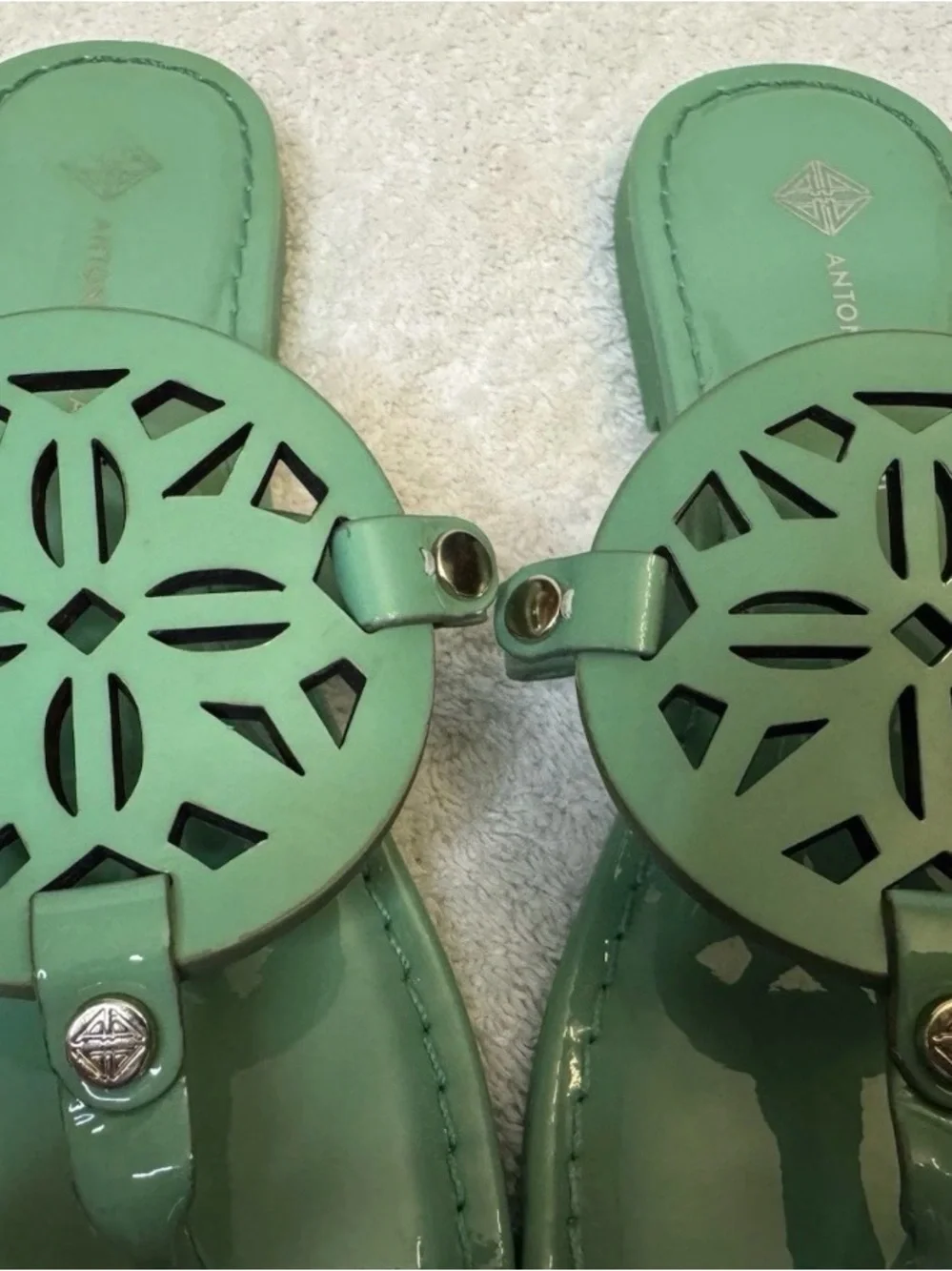 Antonio Melani Medallion Flat Sandals 6.5 Mint Green Patent Leather T-Strap VGC